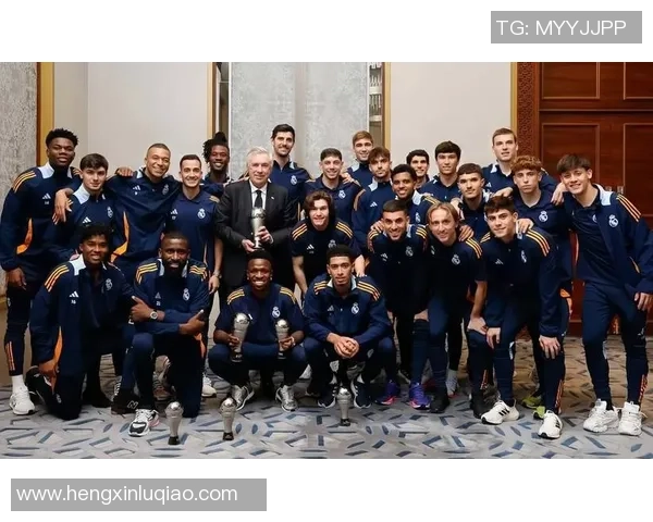 足球明星荣获最佳球员奖项瞬间男生们的热情与期待